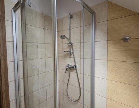 kabina prysznicowa w apartamencie